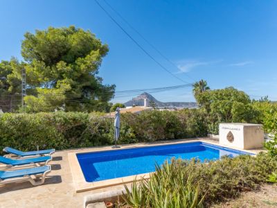 Piscina con vistas al Montgó