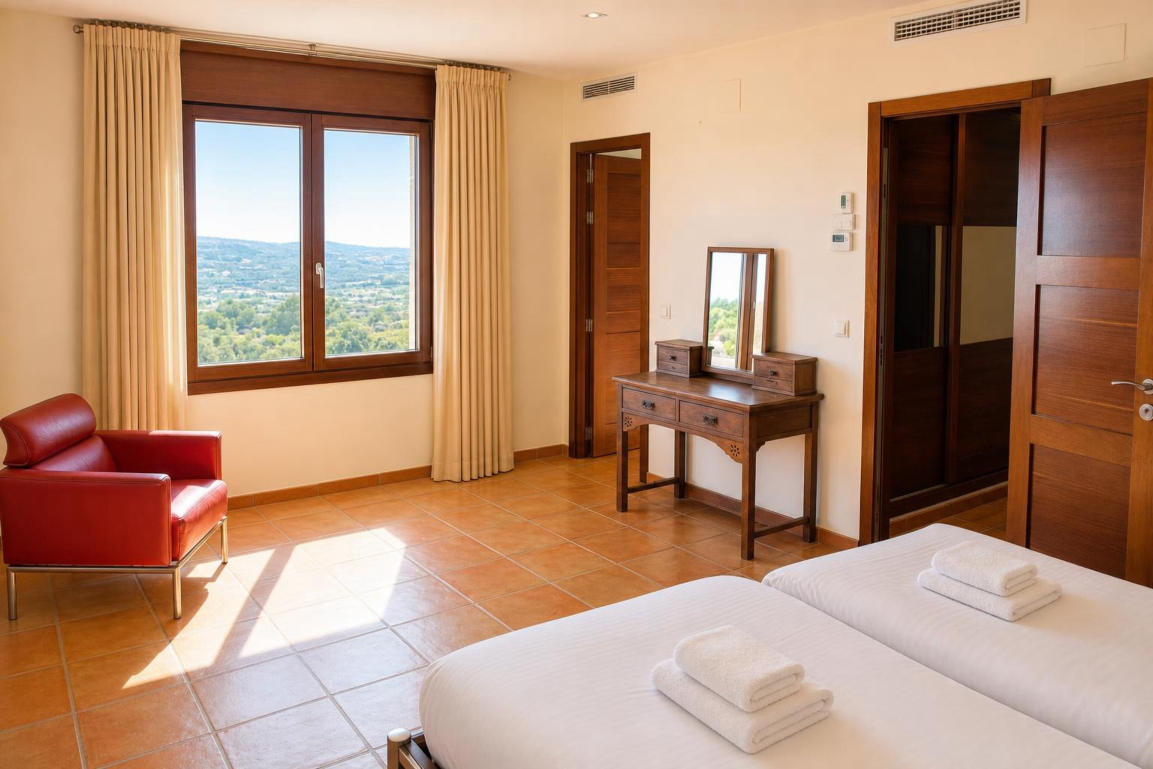 Villa elegante en venta en Jávea, al pie del Montgó, con vistas espectaculares