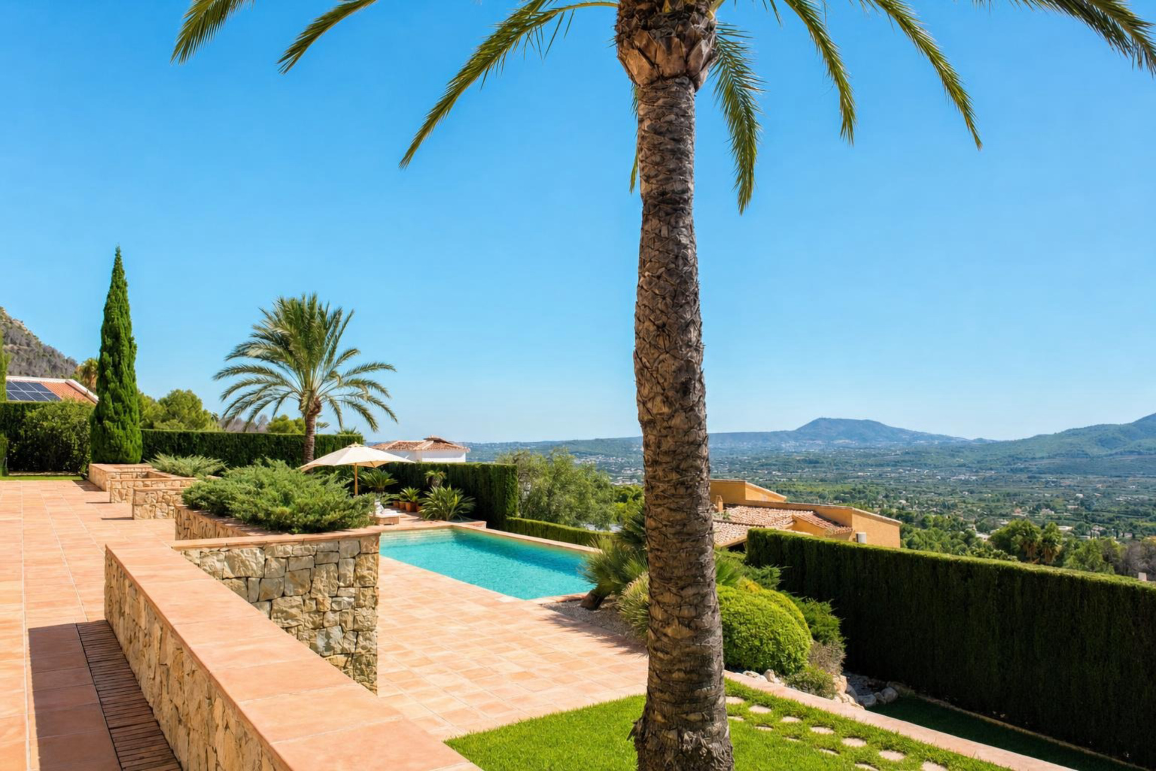 Villa elegante en venta en Jávea, al pie del Montgó, con vistas espectaculares