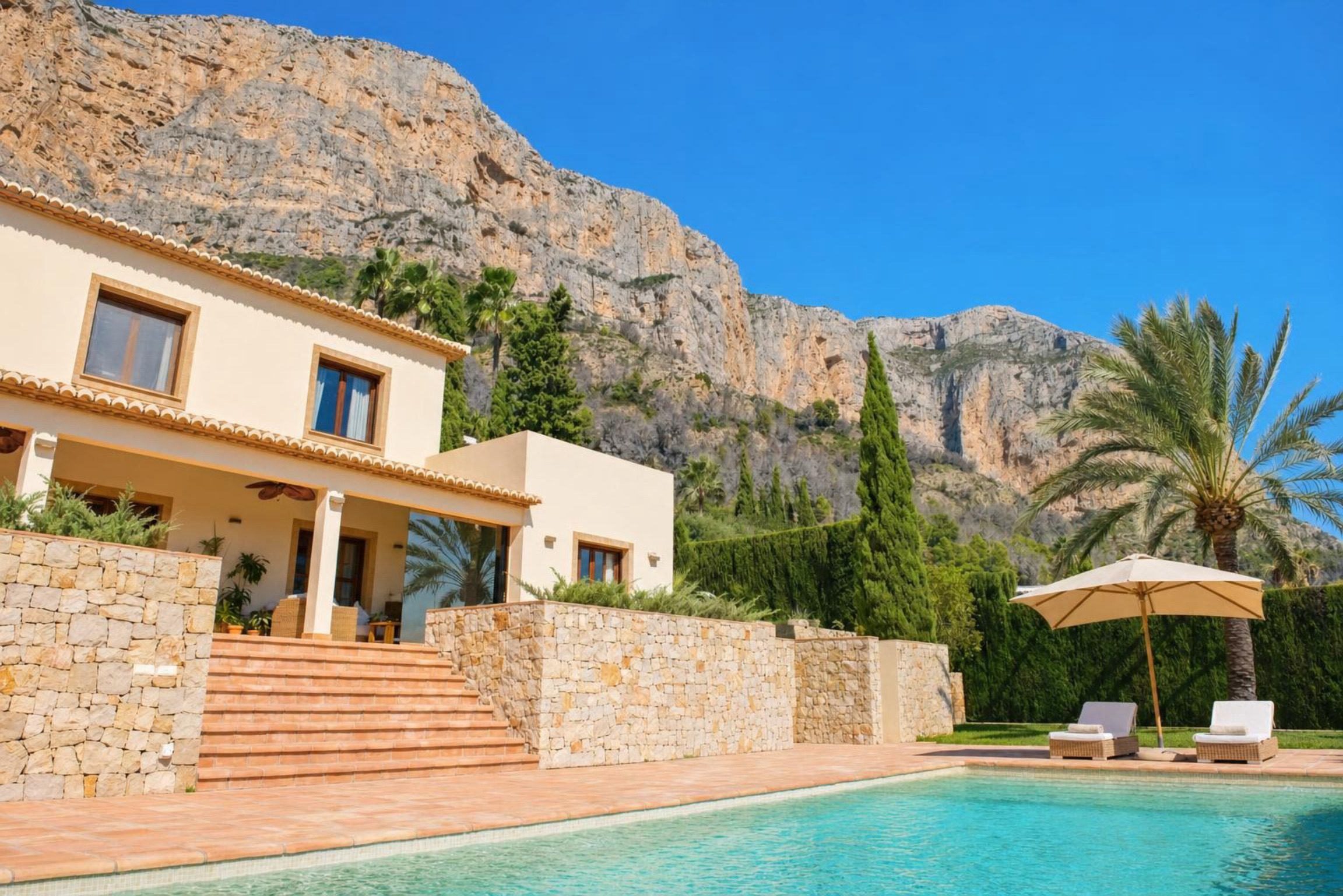 Villa elegante en venta en Jávea, al pie del Montgó, con vistas espectaculares