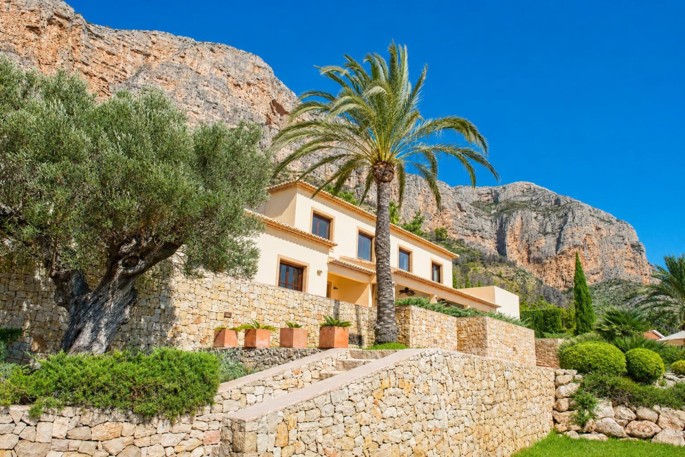 Villa elegante en venta en Jávea, al pie del Montgó, con vistas espectaculares