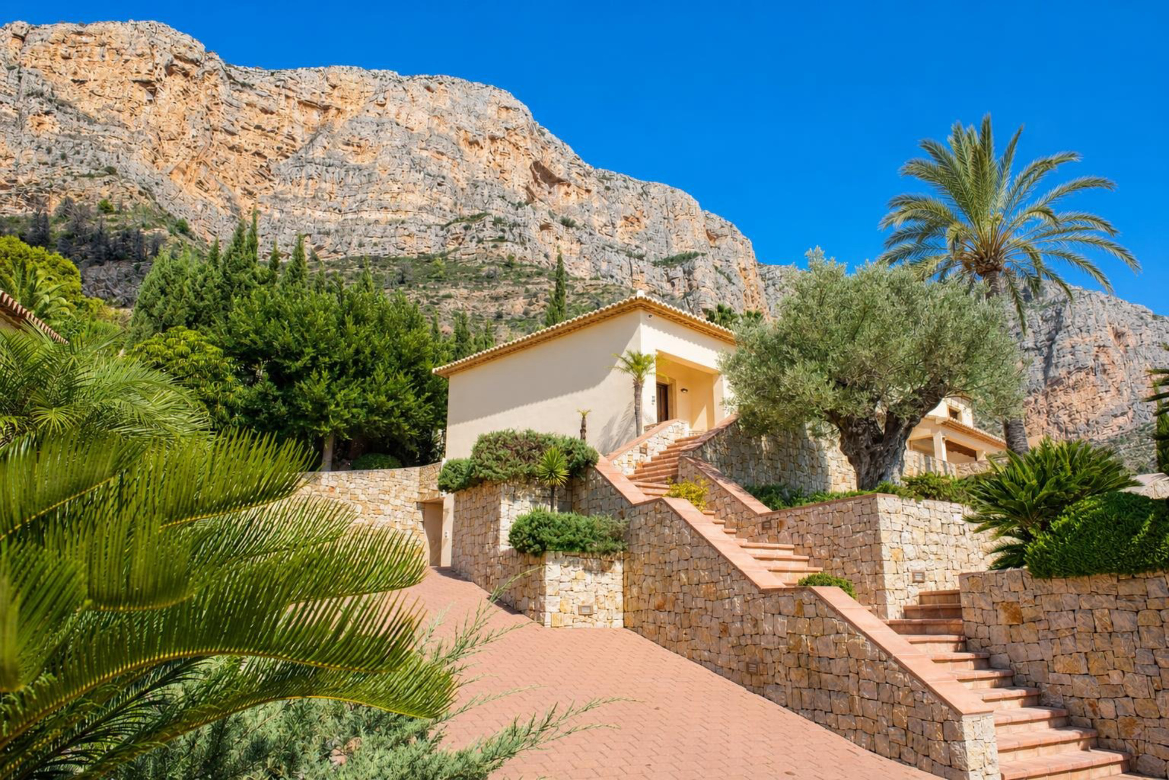 Villa elegante en venta en Jávea, al pie del Montgó, con vistas espectaculares