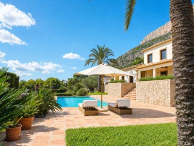 Villa elegante en venta en Jávea, al pie del Montgó, con vistas espectaculares