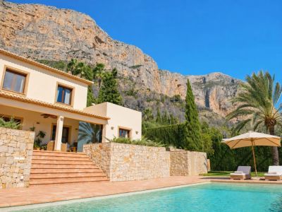 Villa elegante en venta en Jávea, al pie del Montgó, con vistas espectaculares