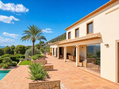 Villa elegante en venta en Jávea, al pie del Montgó, con vistas espectaculares