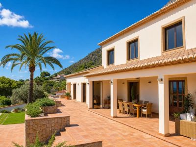 Villa elegante en venta en Jávea, al pie del Montgó, con vistas espectaculares