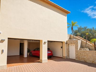 Villa elegante en venta en Jávea, al pie del Montgó, con vistas espectaculares