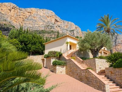 Villa elegante en venta en Jávea, al pie del Montgó, con vistas espectaculares