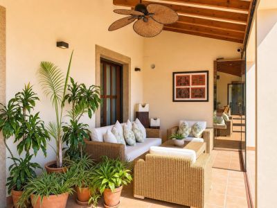 Villa elegante en venta en Jávea, al pie del Montgó, con vistas espectaculares