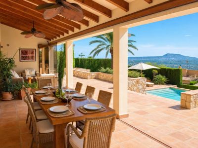 Villa elegante en venta en Jávea, al pie del Montgó, con vistas espectaculares