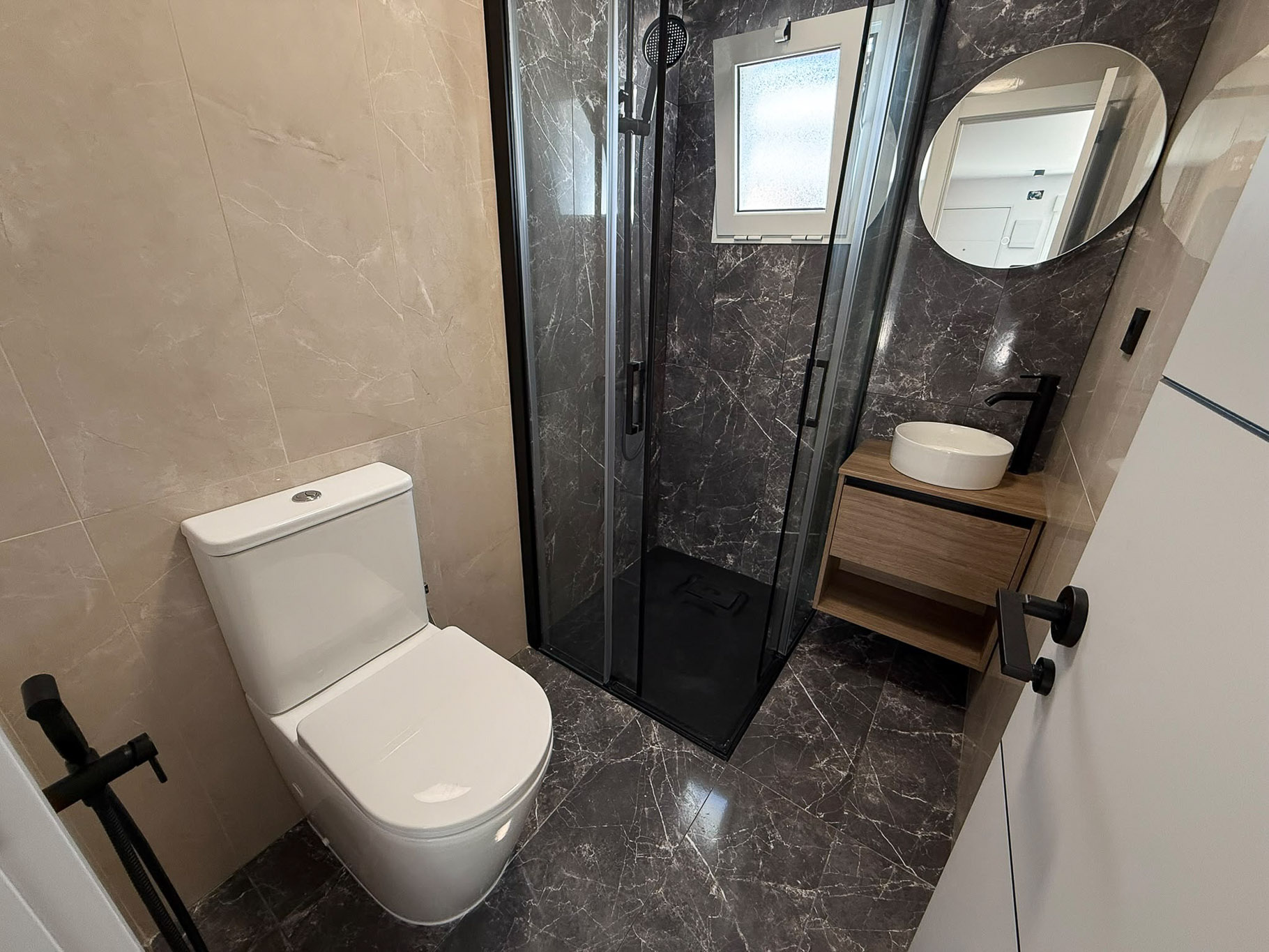 Cuarto de baño con ducha