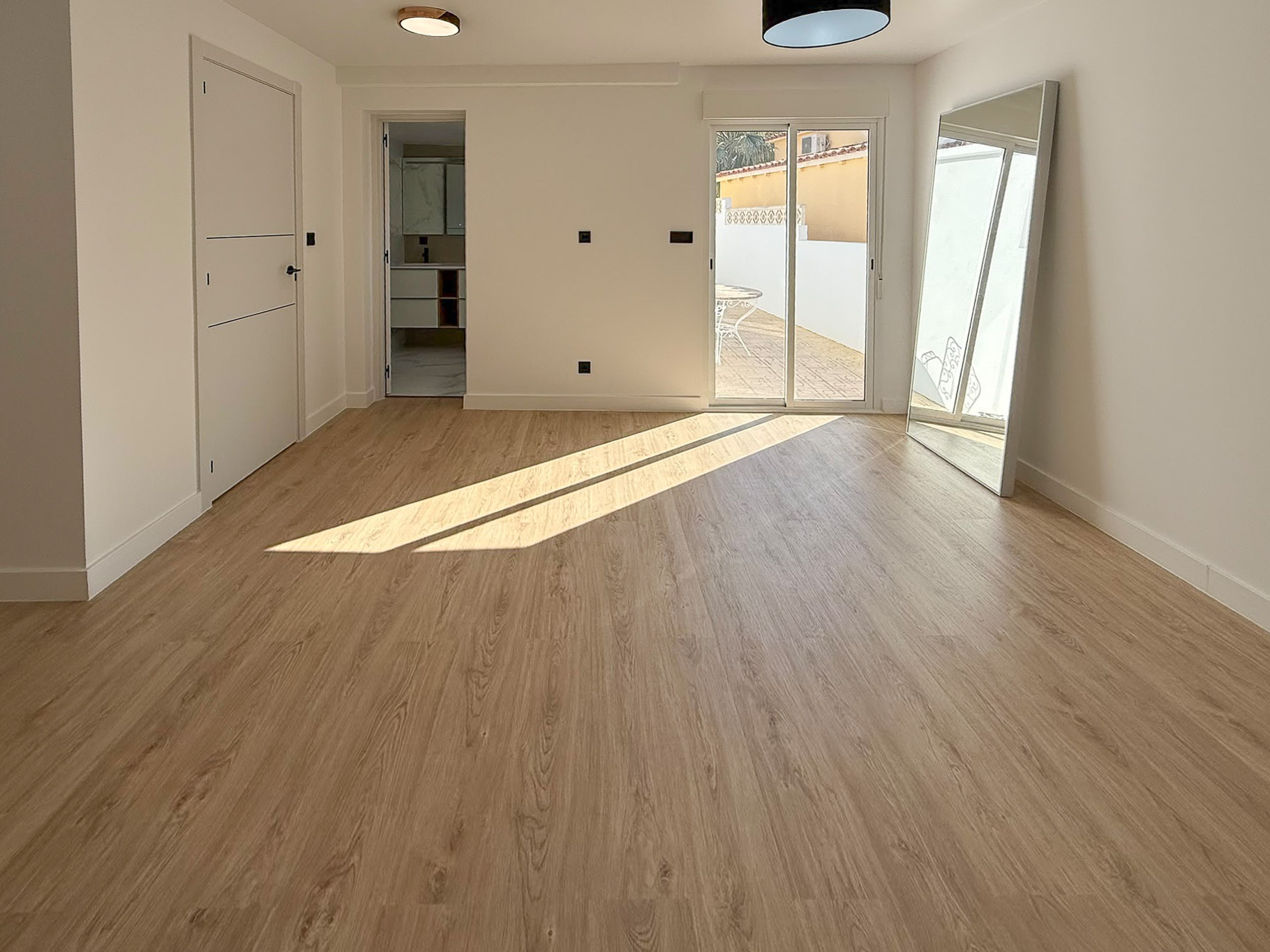 Dormitorio con acceso a la terraza