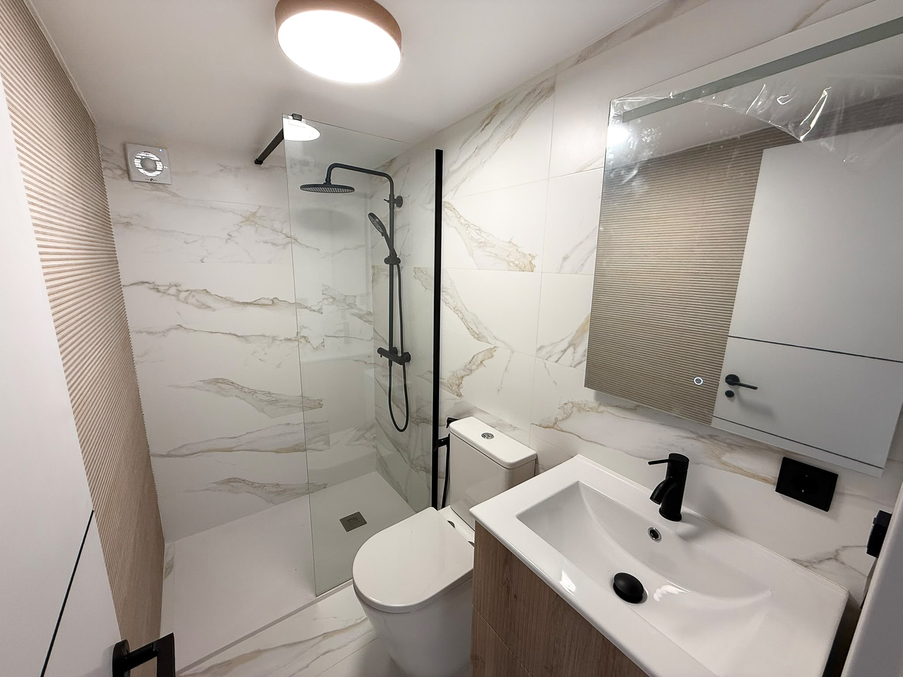 Cuarto de baño con ducha