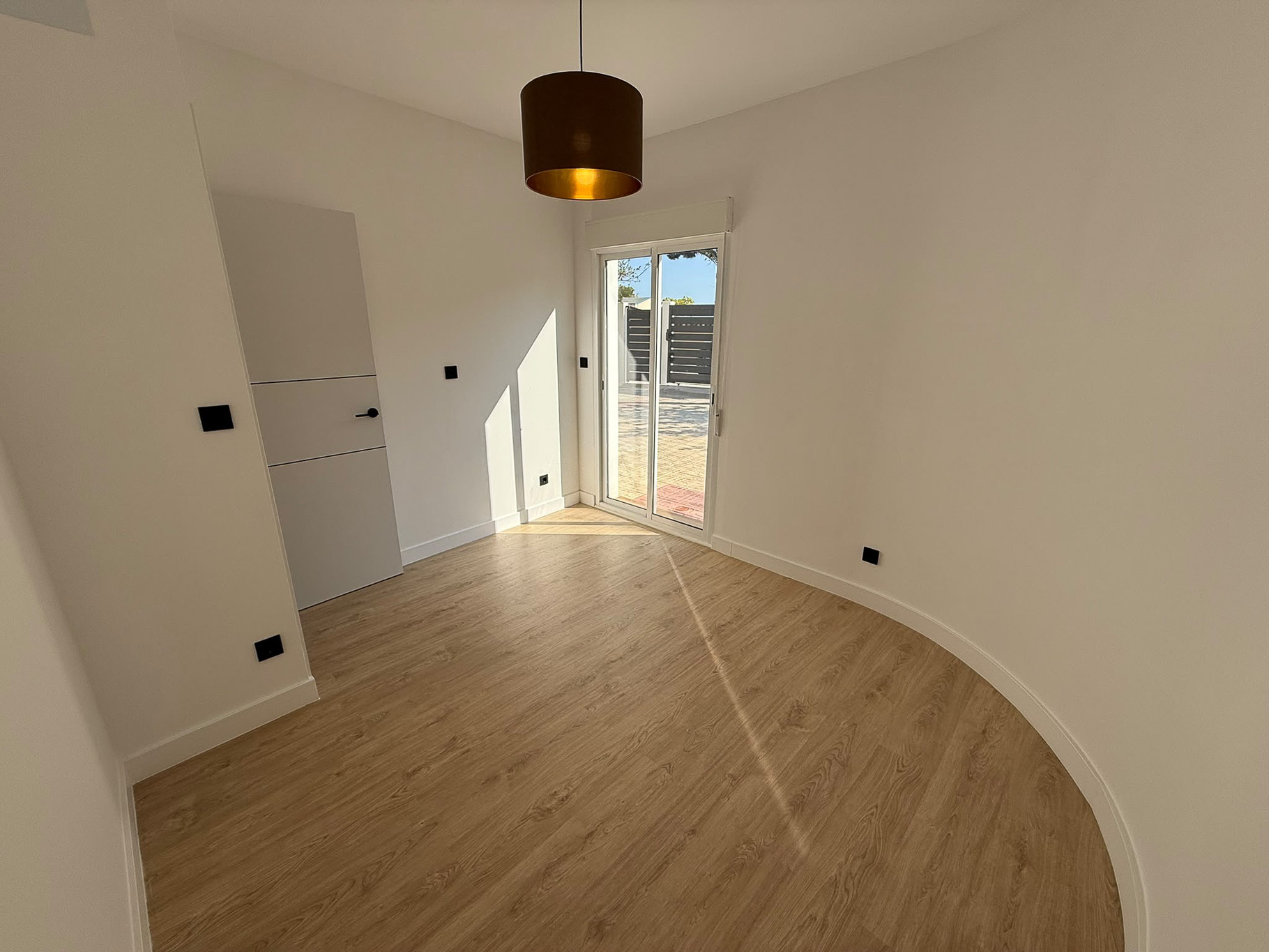 Dormitorio con acceso al exterior