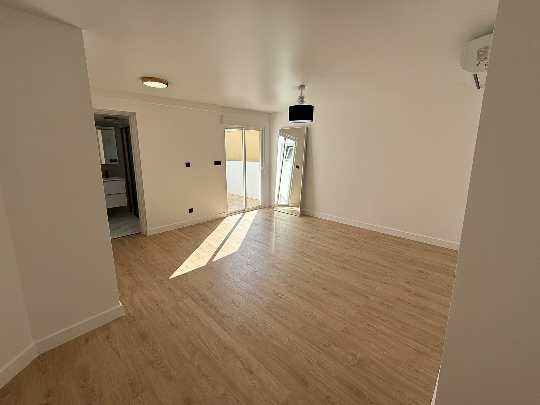 Dormitorio con baño en suite