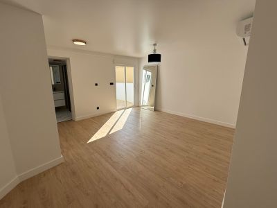 Dormitorio con baño en suite