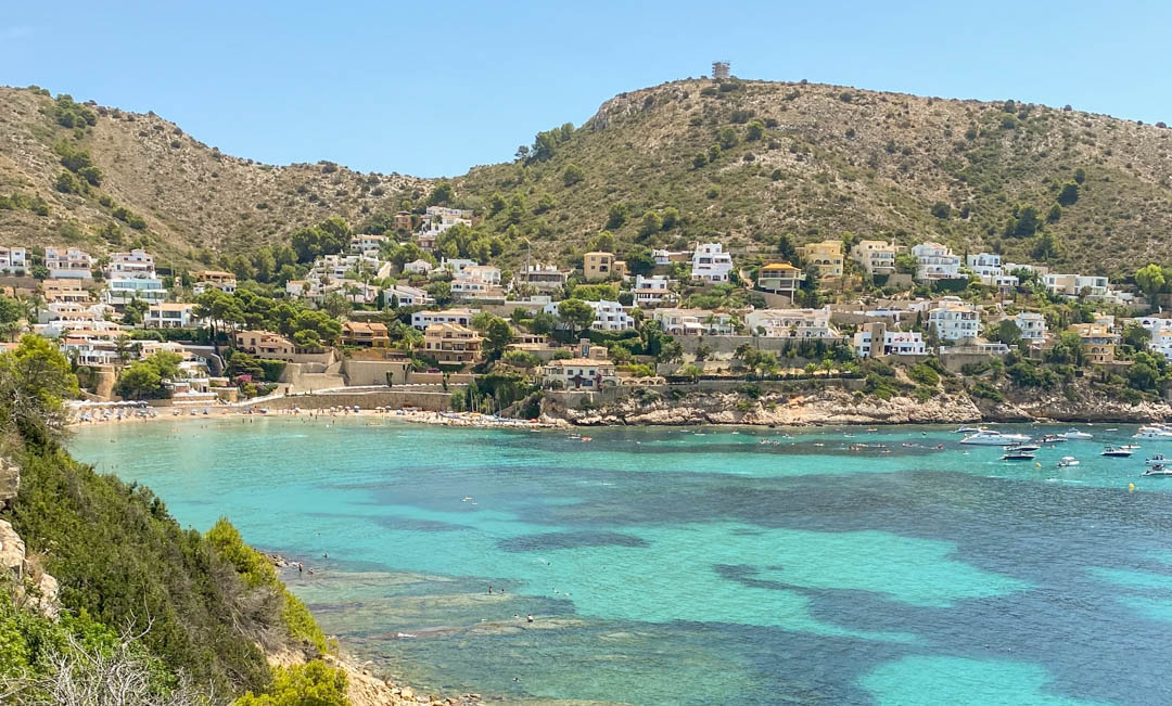 Playa y bahía cercanas