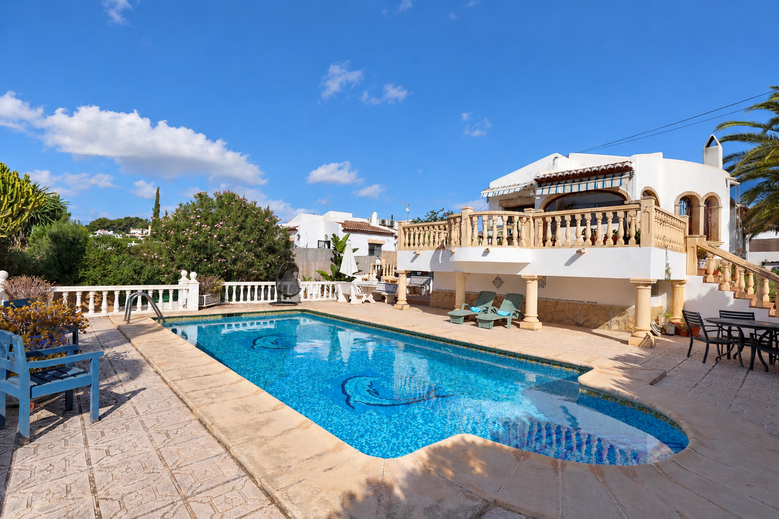 Piscina y terraza exterior