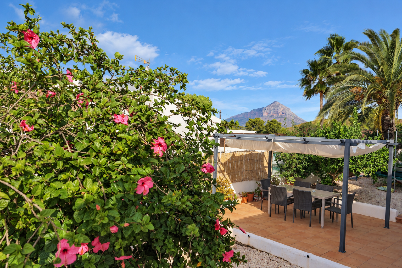 Terraza con vistas al Montgó