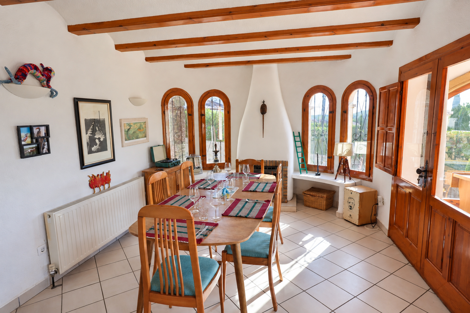 Comedor con chimenea