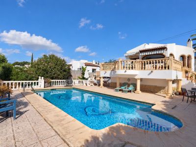 Piscina y terraza exterior