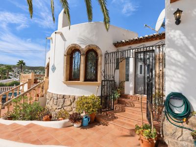 Entrada principal de la villa
