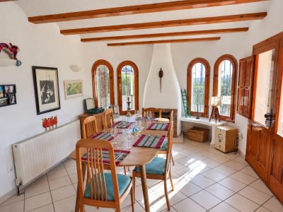 Comedor con chimenea