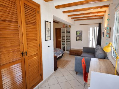 Dormitorio con zona de estar