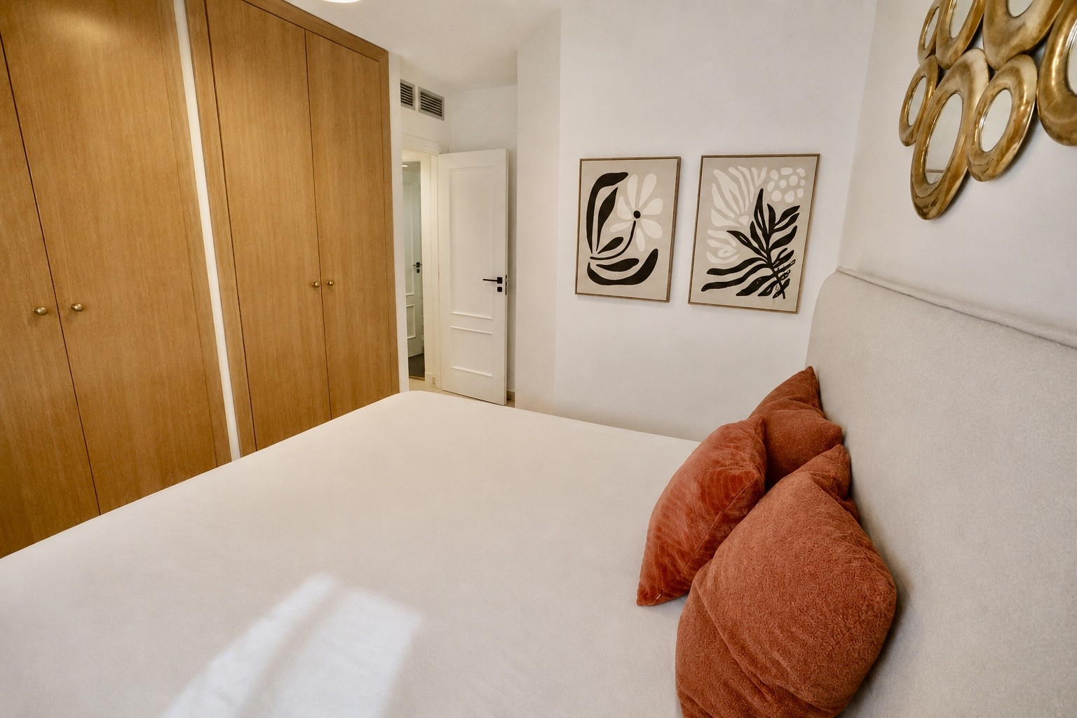 Dormitorio con armarios empotrados
