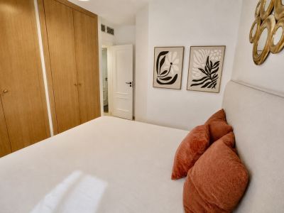 Dormitorio con armarios empotrados