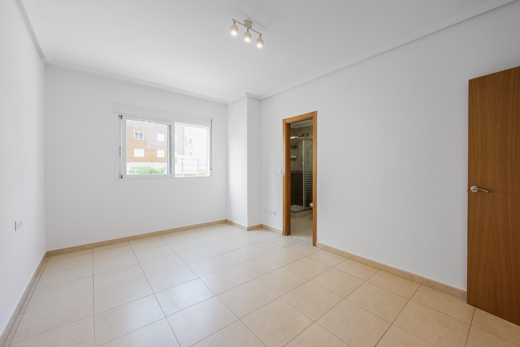 Dormitorio con baño en suite