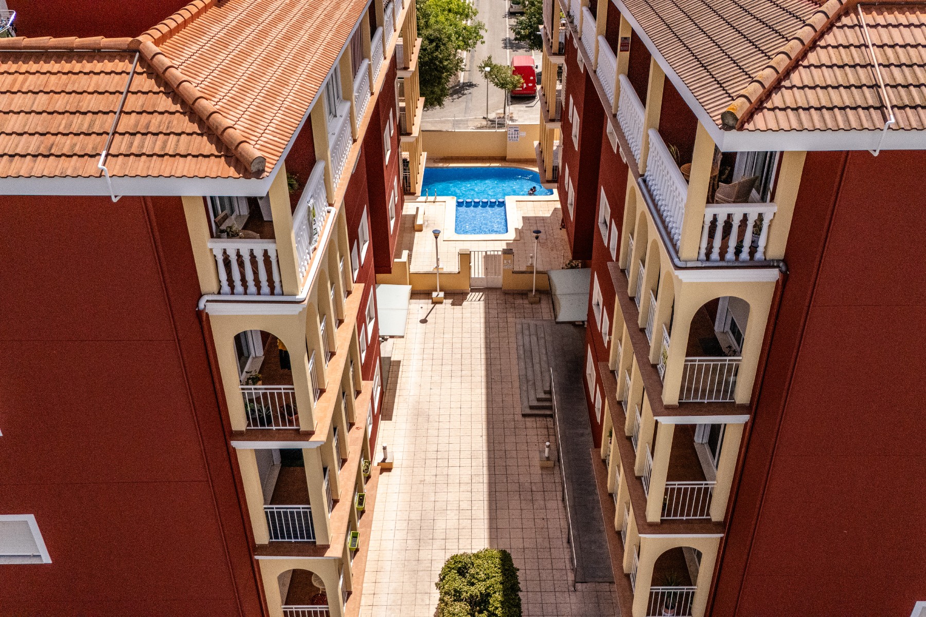 Patio comunitario con piscina