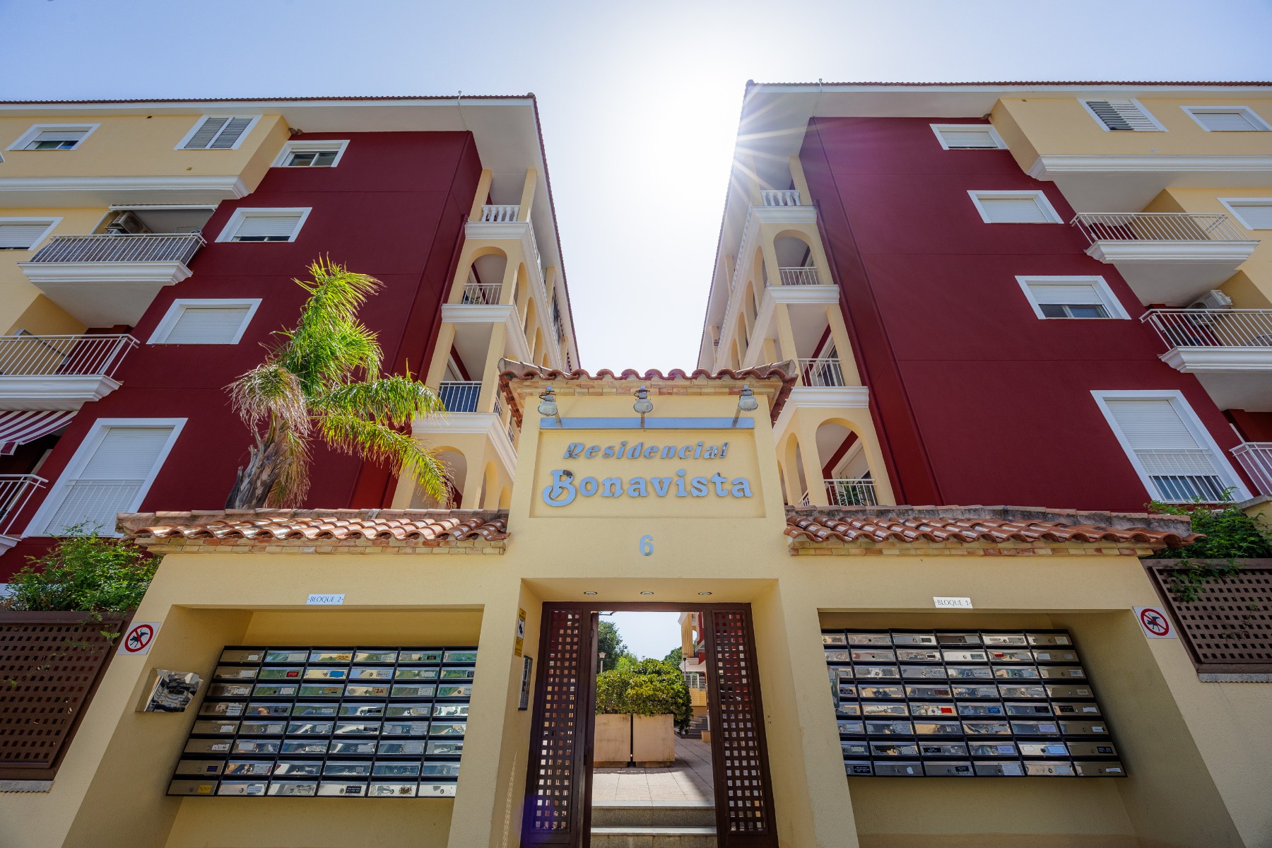 Entrada del complejo residencial