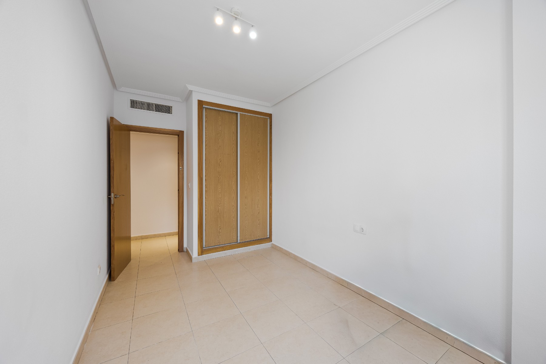 Dormitorio con armario empotrado