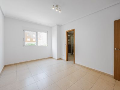 Dormitorio con baño en suite