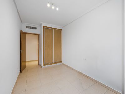 Dormitorio con armario empotrado