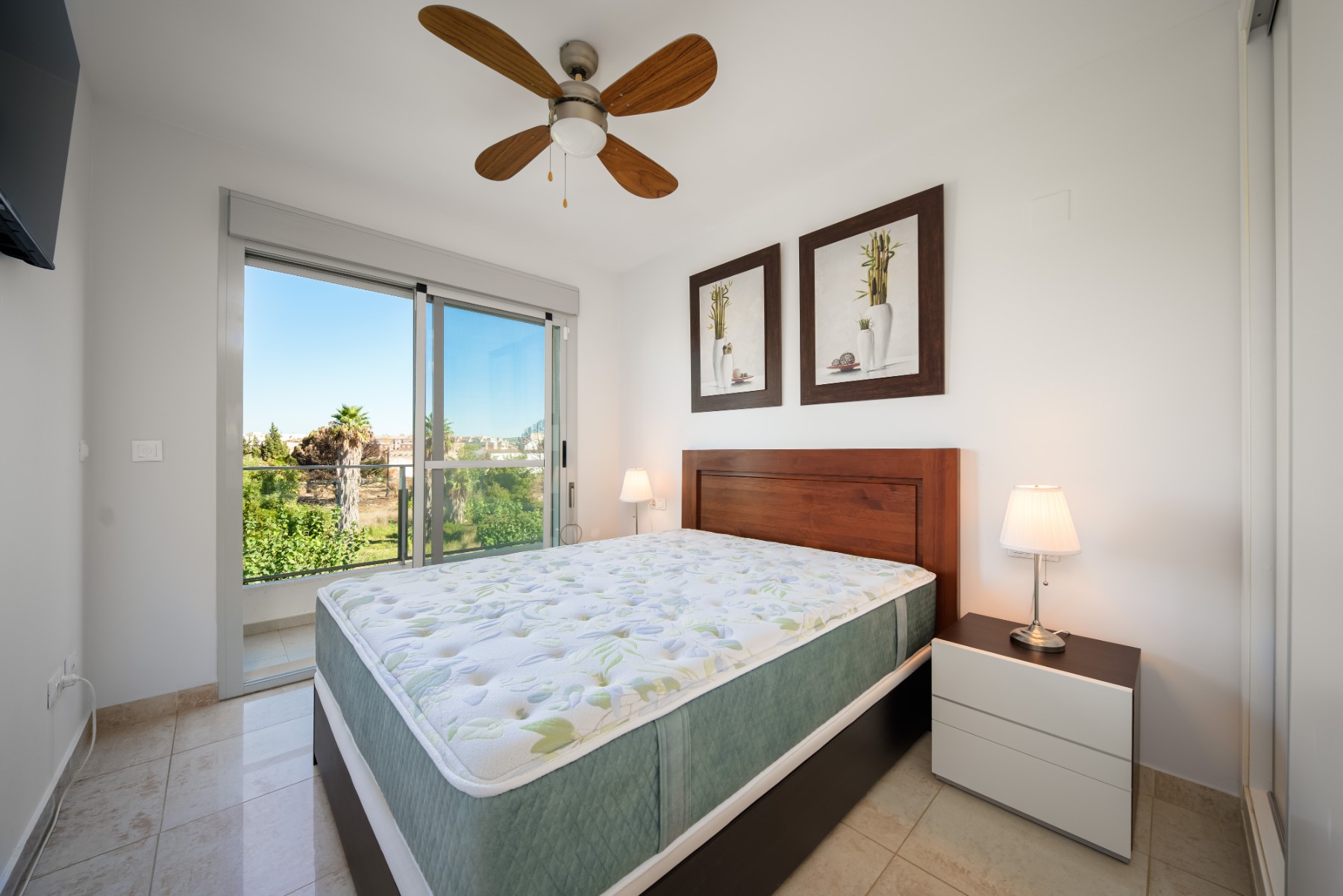 Dormitorio con balcón