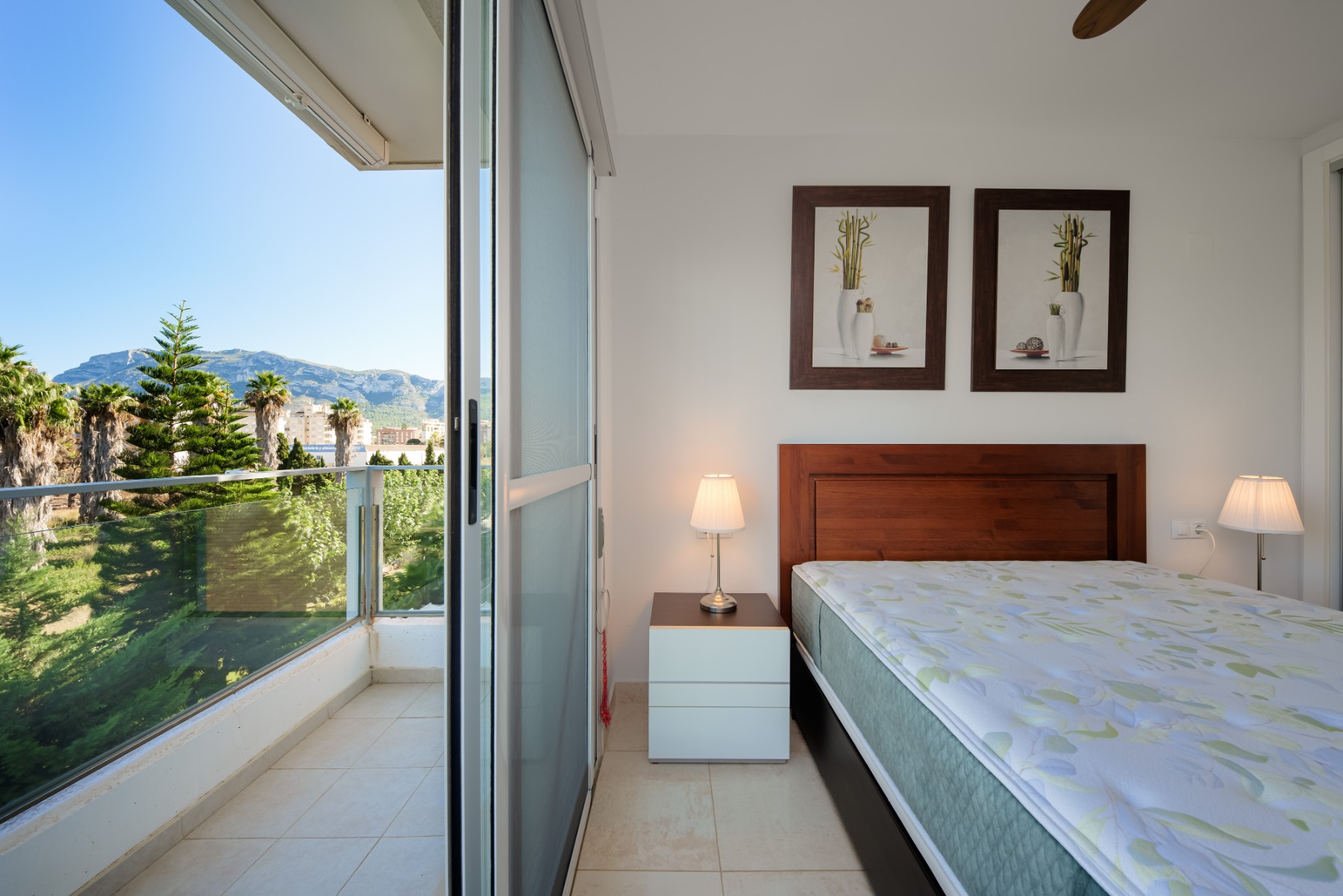 Dormitorio con balcón