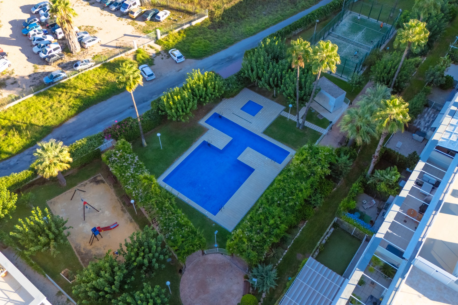 Piscina comunitaria y jardines