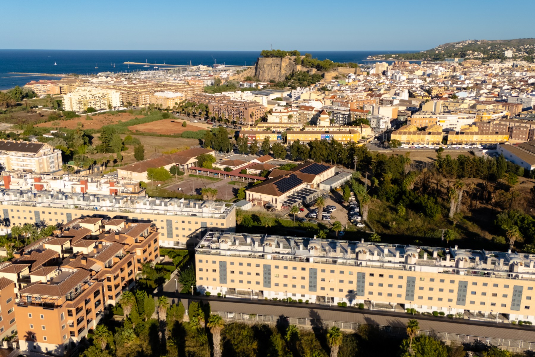 Vista aérea de Dénia y castillo