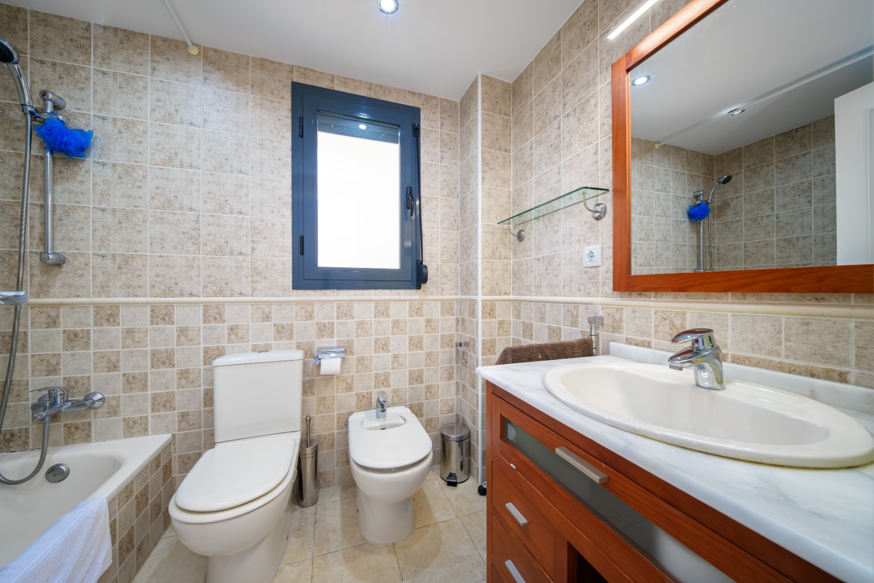 Baño con ventana exterior