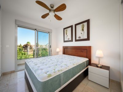 Dormitorio con balcón