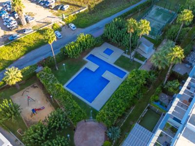 Piscina comunitaria y jardines