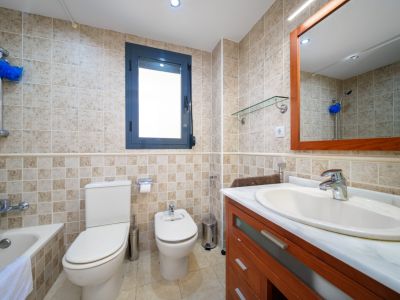 Baño con ventana exterior