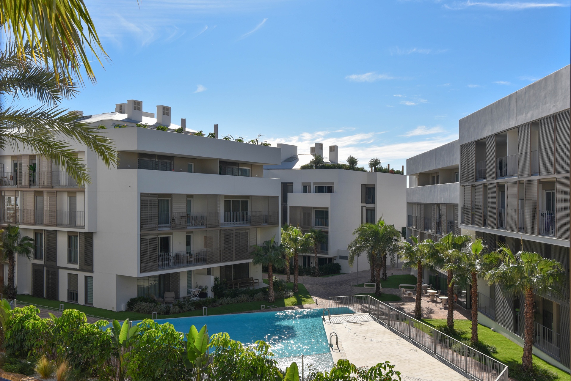 Piscina comunitaria y jardines