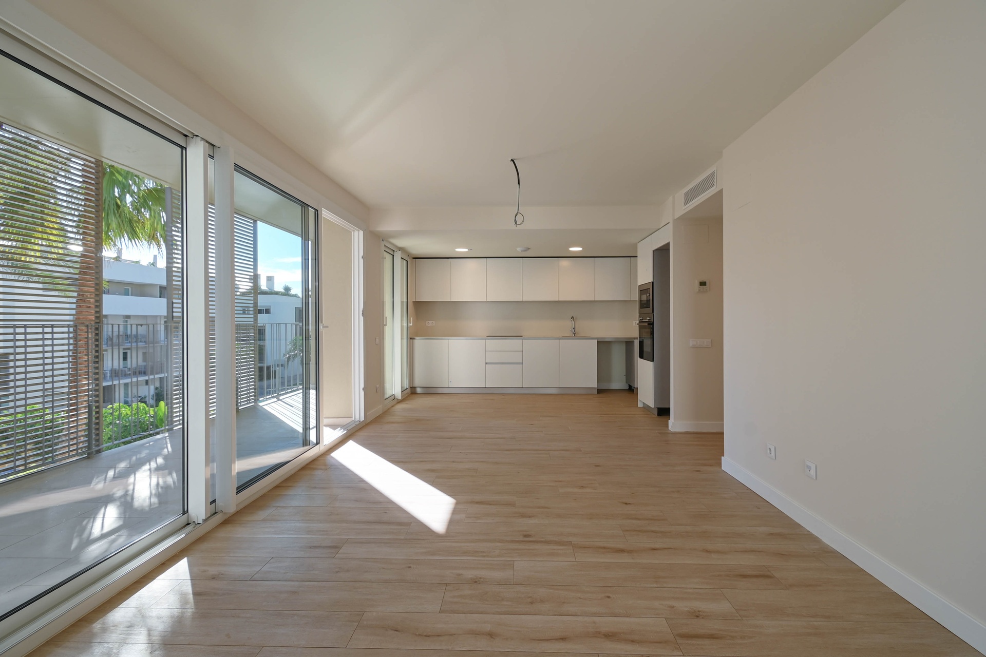 Salón con cocina abierta