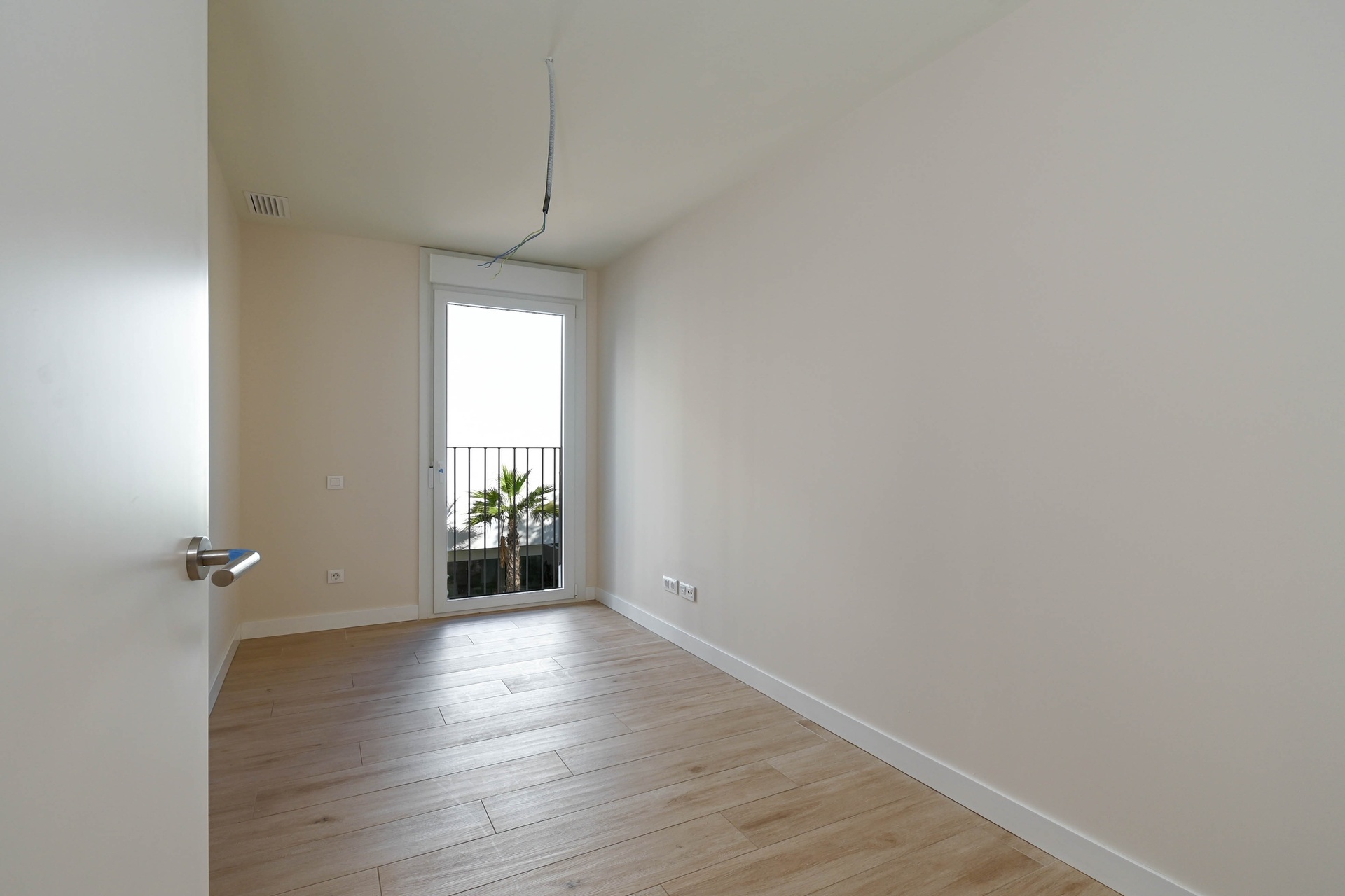Dormitorio con balcón