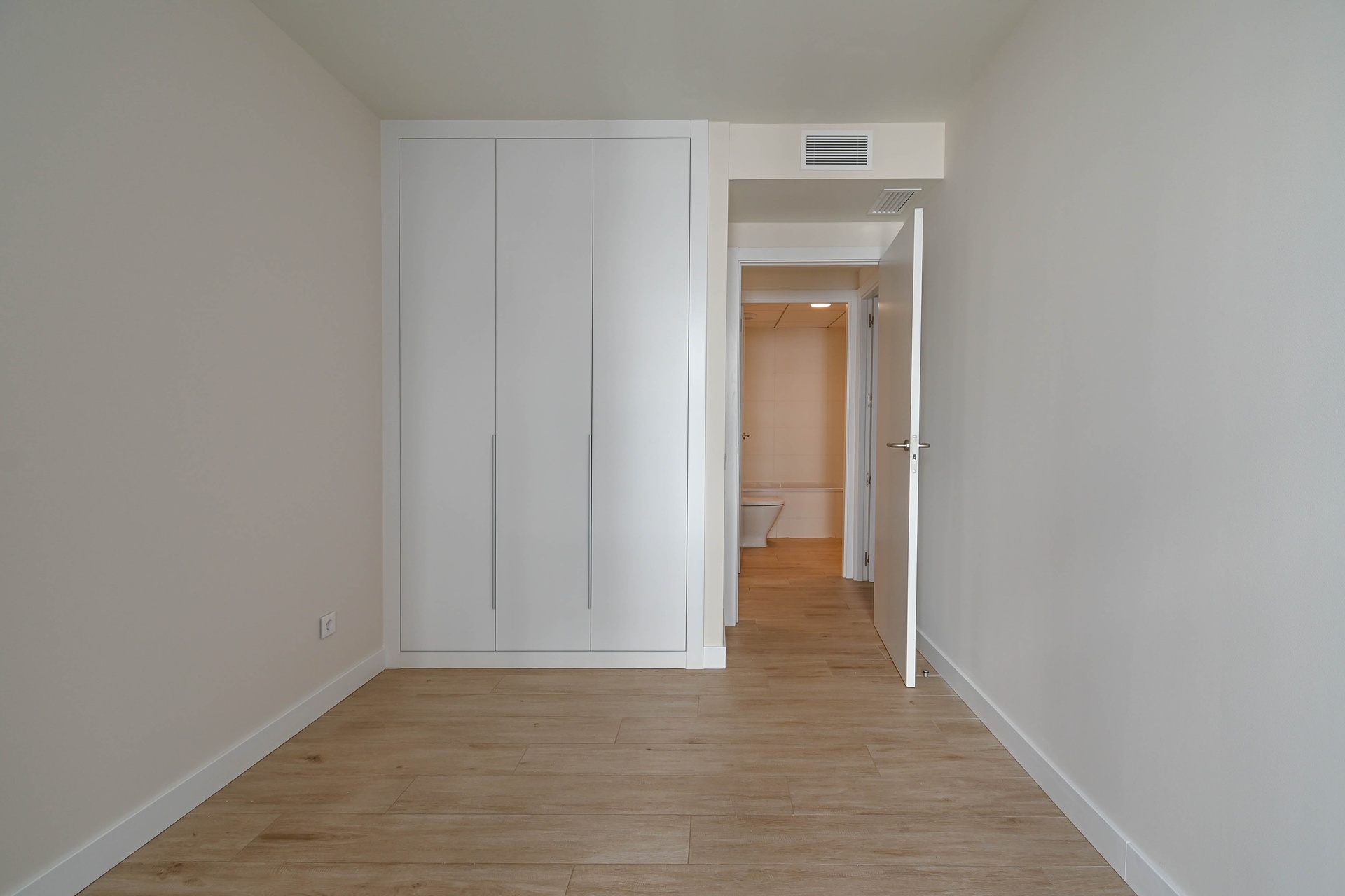 Dormitorio con baño en suite