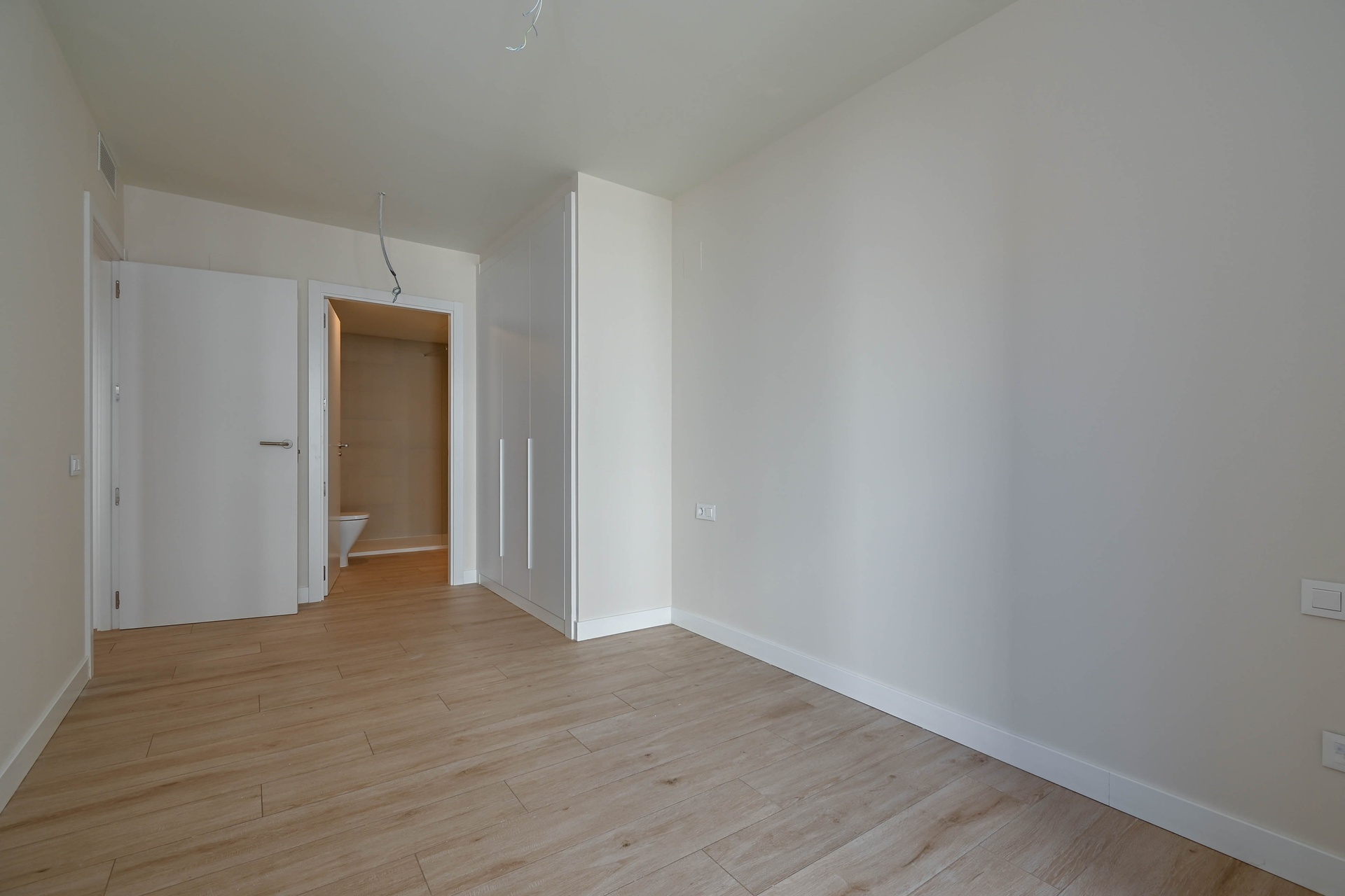 Dormitorio con baño en suite