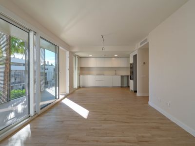 Salón con cocina abierta